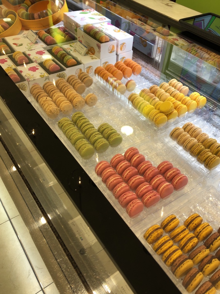 横浜のそごうの中にあるお菓子屋さんで ピエール エルメ パリ そごう横浜店 ツクツク グルメ 投稿型グルメデーターベース