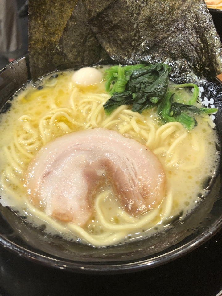 渋谷駅から宮益坂を上がっていった 坂 横浜家系ラーメン 町田商店 宮益坂店 ツクツク グルメ 投稿型グルメデーターベース