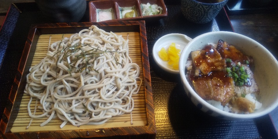 豚丼と摩周そばの店くまうし 札幌川沿店
