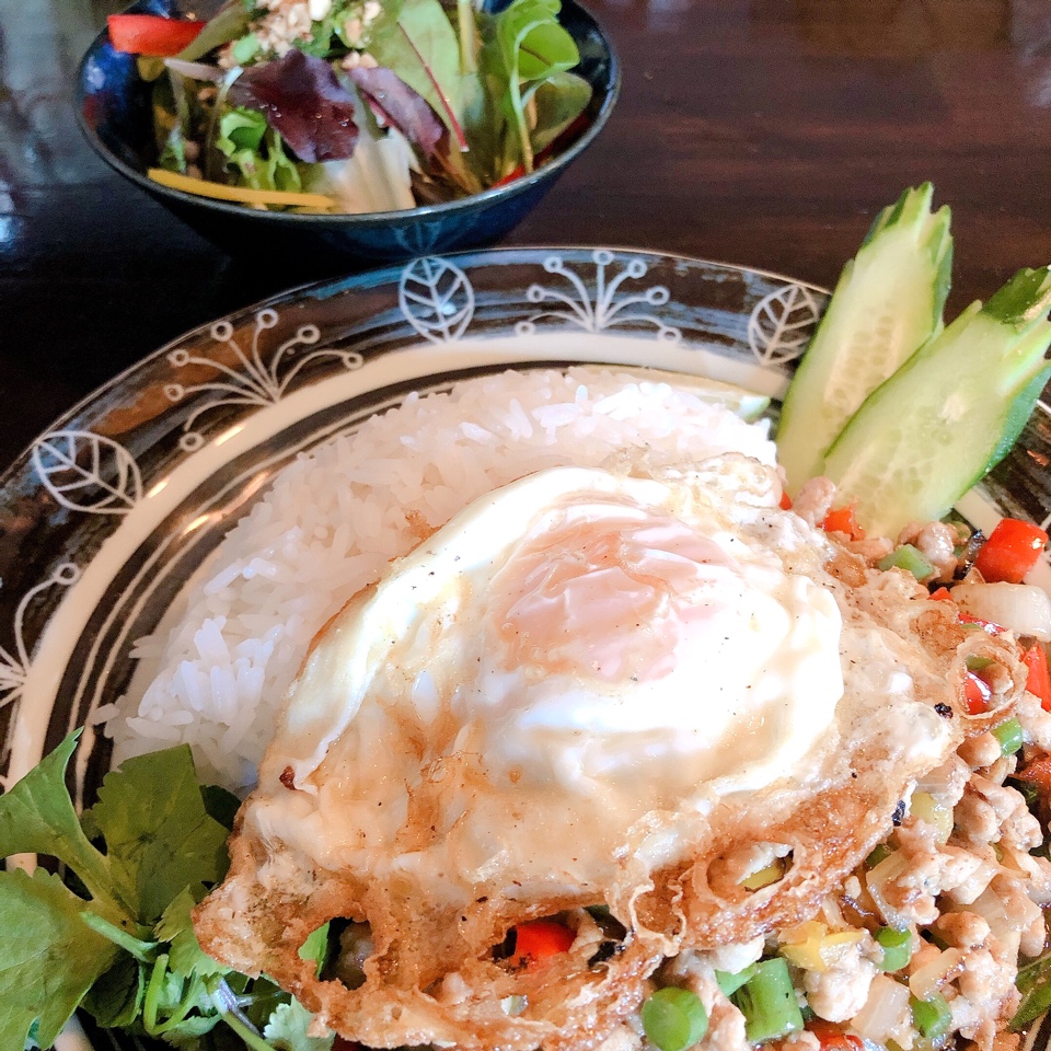 タイ料理とお酒 ななしや