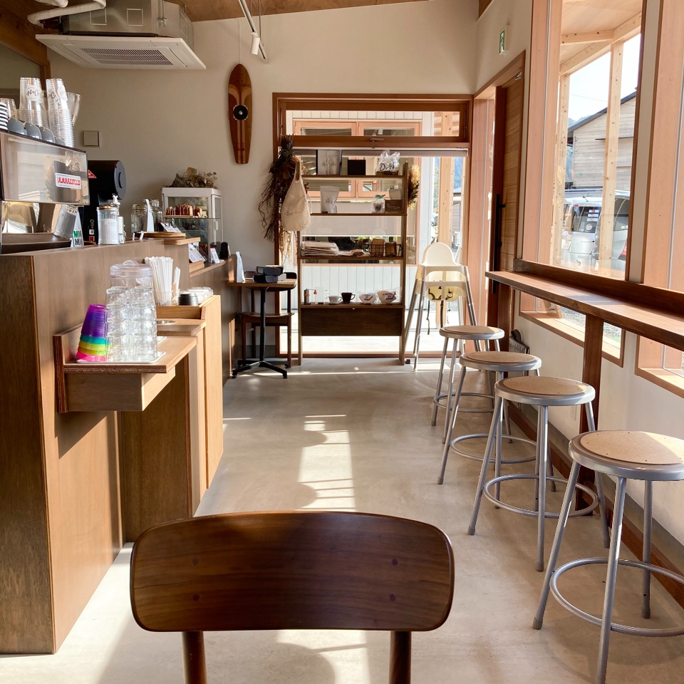 木目調のオシャレなカフェ 窓が大き Days Coffee ツクツク グルメ 投稿型グルメデーターベース