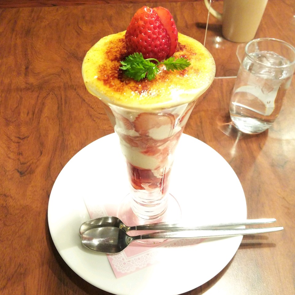 デザートに期間限定のイチゴのパフェを ロイヤルホスト 堺長曽根店 ツクツク グルメ 投稿型グルメデーターベース