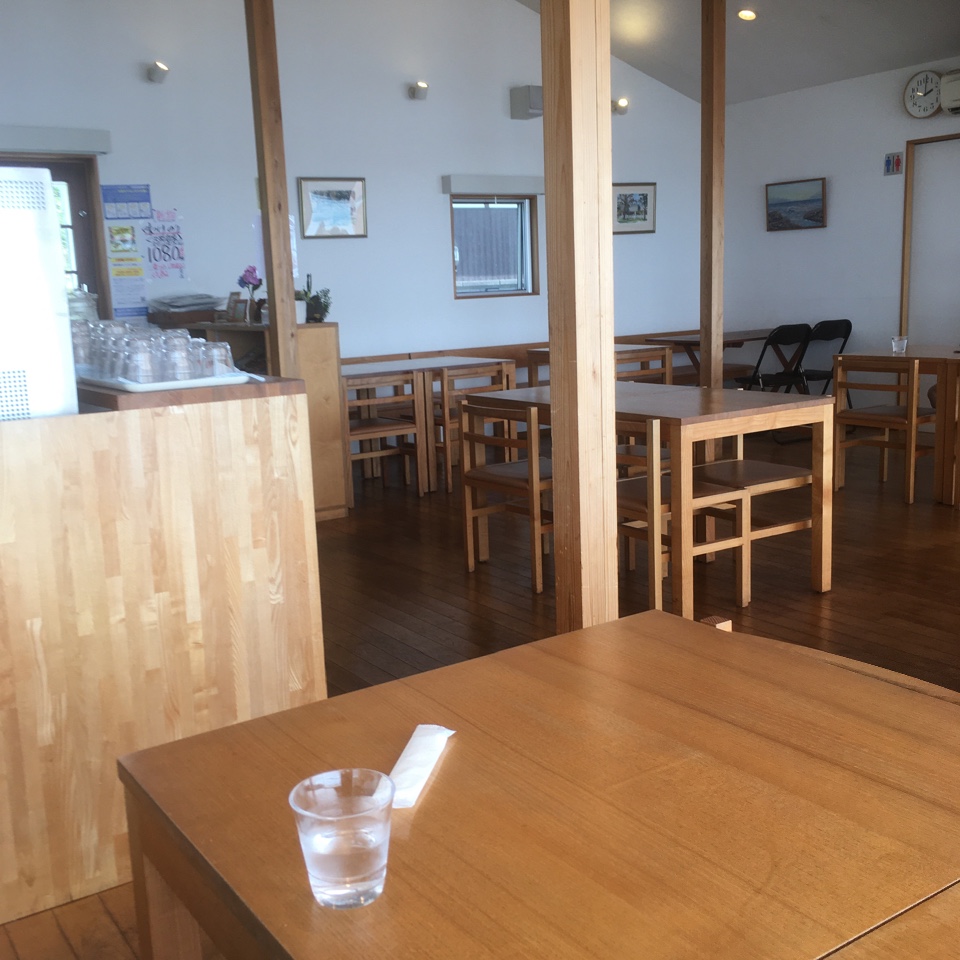 郡家の海沿いにあります 窓が大きく Cafe Marukou カフェ マルコウ ツクツク グルメ 投稿型グルメデーターベース