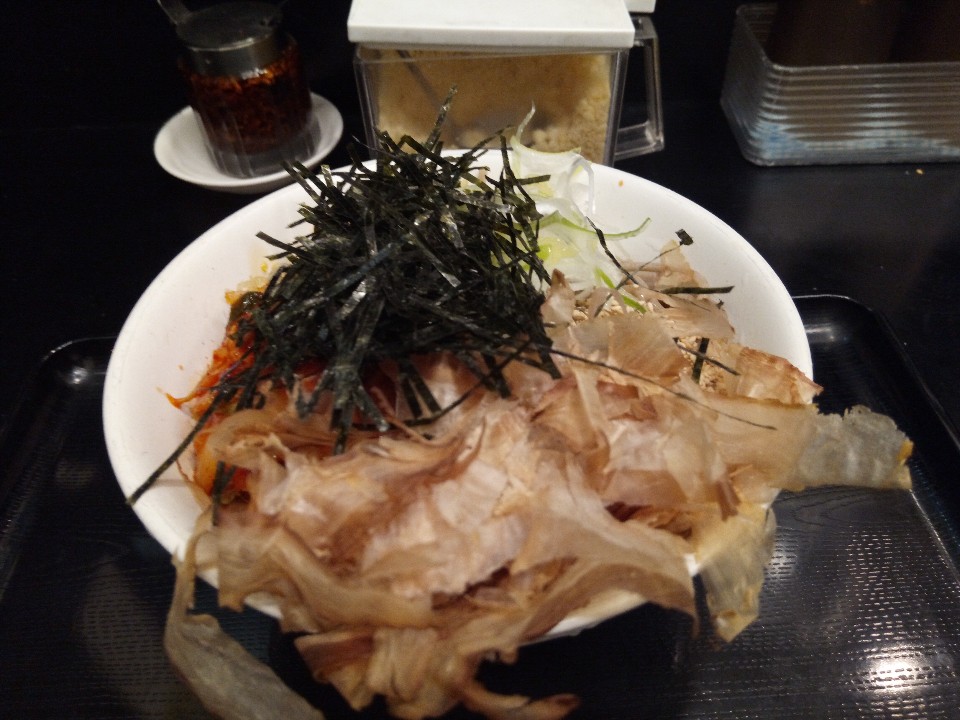 なぜ蕎麦にラー油を入れるのか。神田小川町店