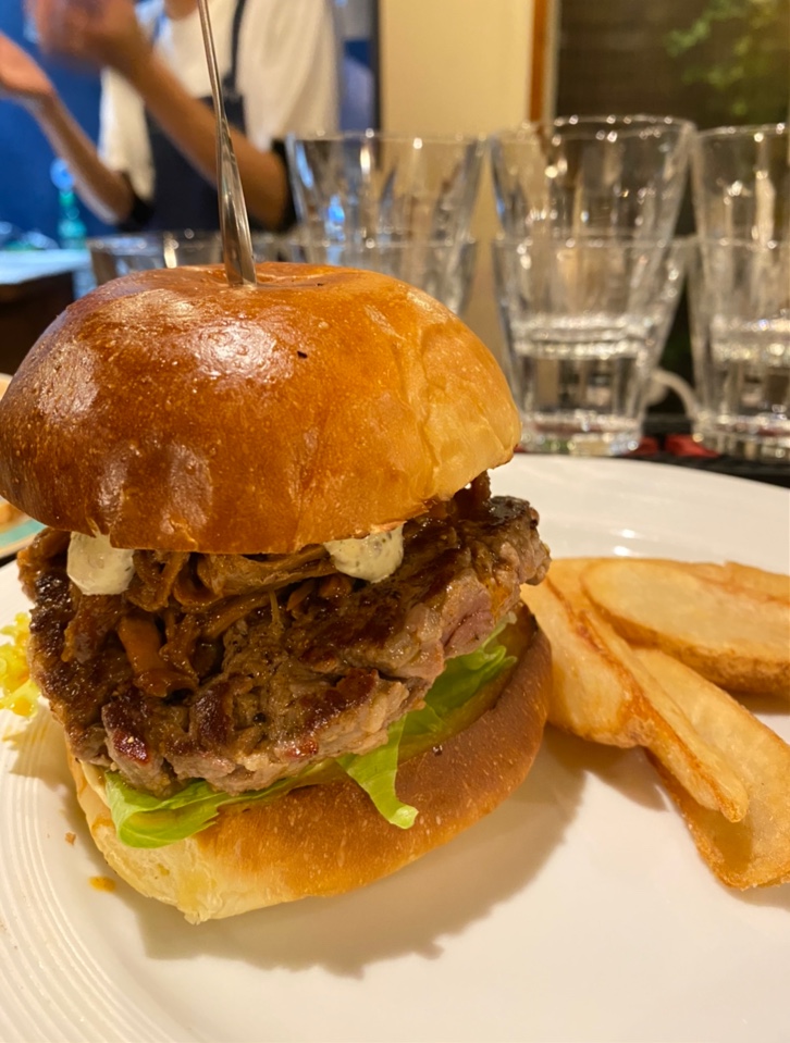 craft burger & dining THE ROOTS